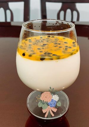 Hình của món Panna cotta chanh dây.