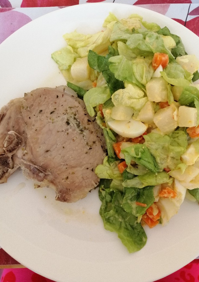 Una foto de Chuletas de cerdo con salpicón