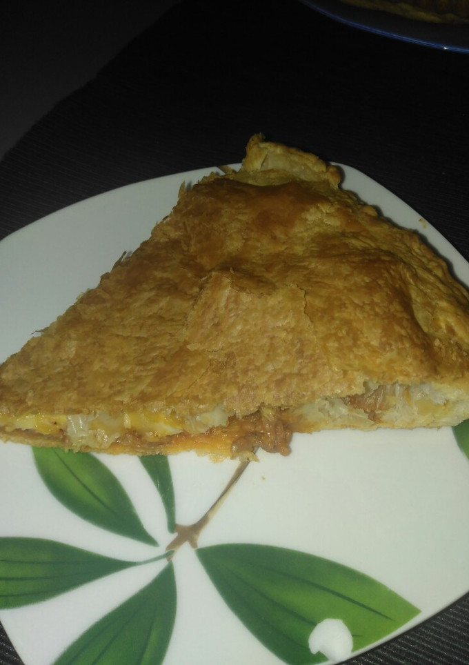 Una foto de Hojaldre relleno de carne picada con salsa barbacoa
