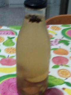 Una foto de Agua aromatizada con frutas