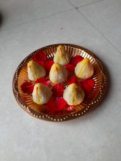 राइस कोकोनट मिल्क मोदक (Rice coconut milk modak recipe in hindi) रेसिपी मुख्य फोटो