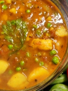 मटर आलू टमाटर की सब्जी रेसिपी मुख्य फोटो