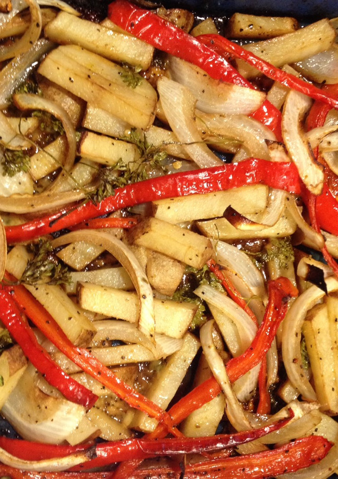 Una foto de Papas horneadas a la francesa con pimientos y cebolla