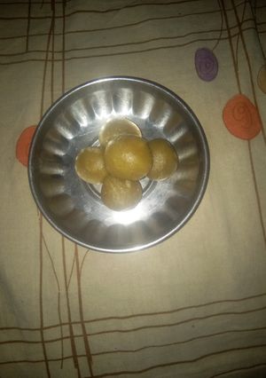 A picture of Wheat flour laddu.