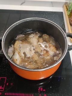 Una foto de Muslos de pollo con setas de pie azul