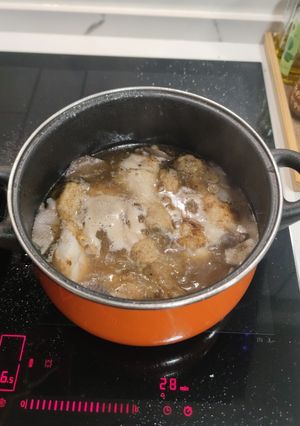 Una foto de Muslos de pollo con setas de pie azul