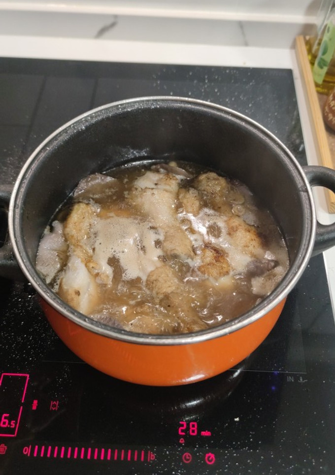 Una foto de Muslos de pollo con setas de pie azul
