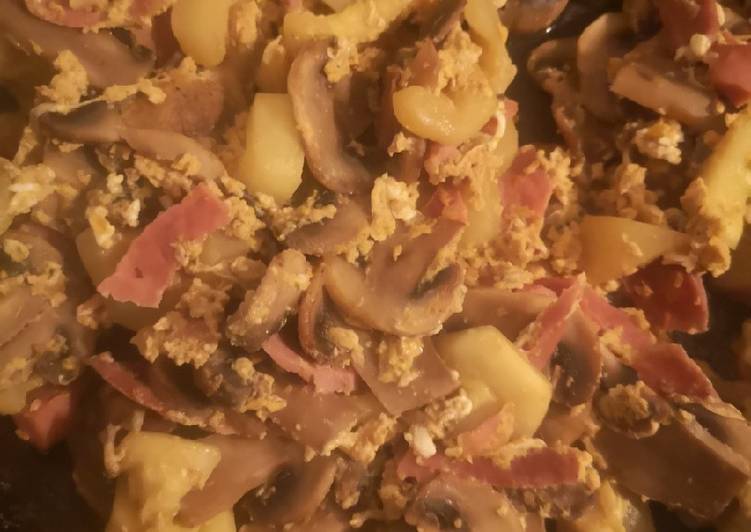 Revuelto de champiñones, jamón serrano, calabacín y huevo