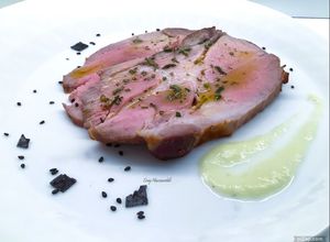 Foto di Coppa di maiale fresca con olio al rosmarino e crema di porro