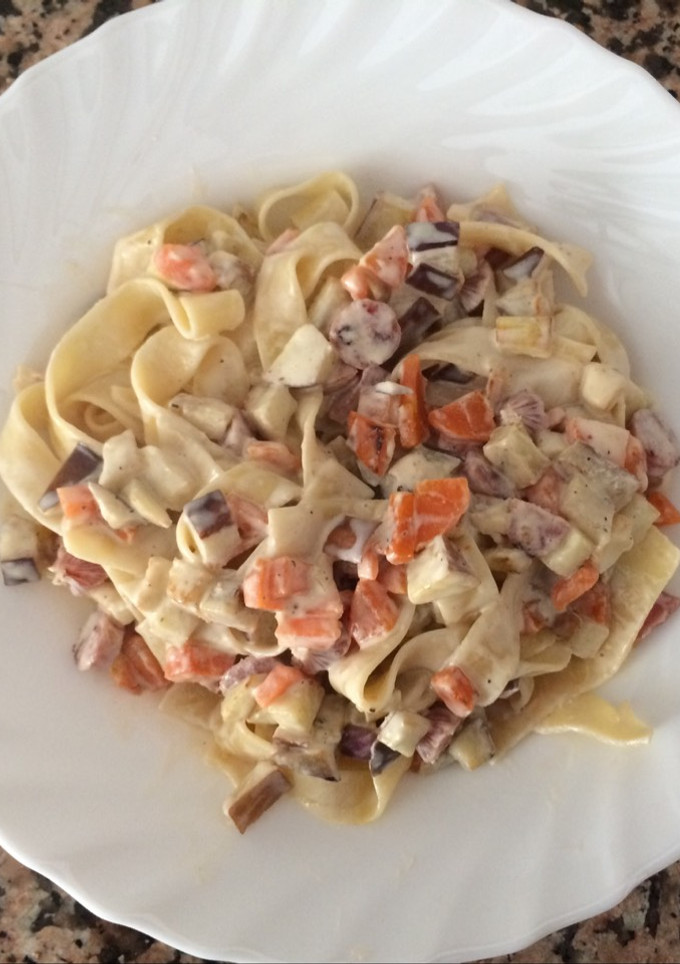 Una foto de Nidos de pasta diferentes: con fuet, verduras y soja 