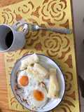 Yuca cocida con huevos fritos