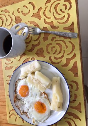 Una foto de Yuca cocida con huevos fritos
