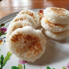 A picture of Gluten rice with Coconut (Wingko Babat).
