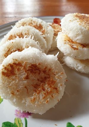 A picture of Gluten rice with Coconut (Wingko Babat).
