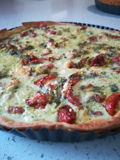 Una foto de Quiche de tomate asado y pesto