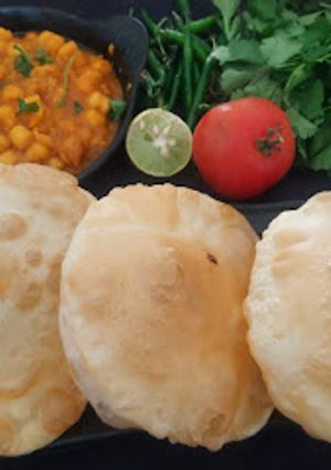 A picture of Punjabi breakfast chole bhature.