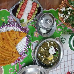 A picture of Saag gosht with malai ki roti.