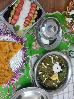 A picture of Saag gosht with malai ki roti.