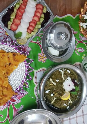 A picture of Saag gosht with malai ki roti.