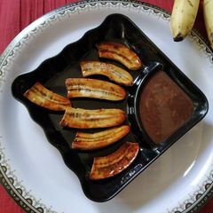 A picture of Caremalzed banana with chocolate sauce.