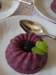Una foto de Panna cotta de moras