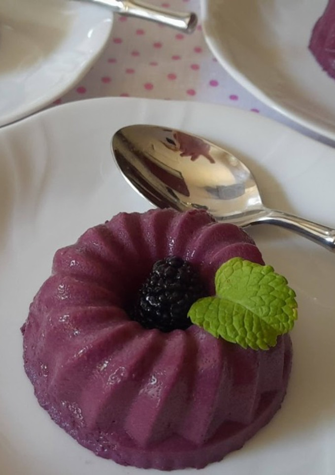 Una foto de Panna cotta de moras