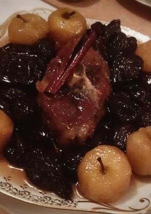 Une photo de Tajine viande d'agneau pruneaux pommes 🍎