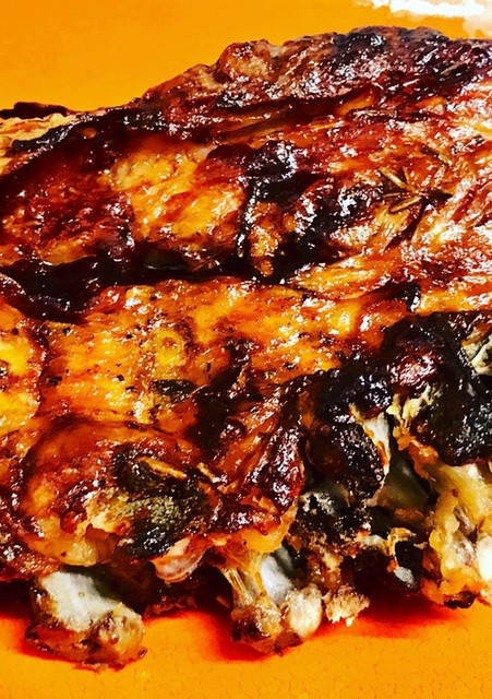 Una foto de Costillar al horno macerado y con salsa barbacoa asado lentamente