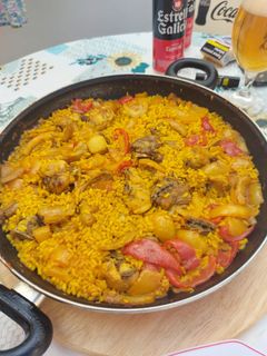Una foto de Arroz con conejo y romero