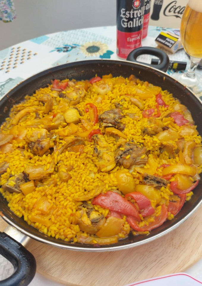 Una foto de Arroz con conejo y romero