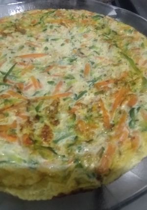 Una foto de Tortilla de verduras (zapallitos, zanahoria y cebolla) sin harina