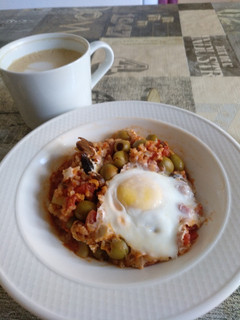 Una foto de Arroz con olivas, tomate y huevo