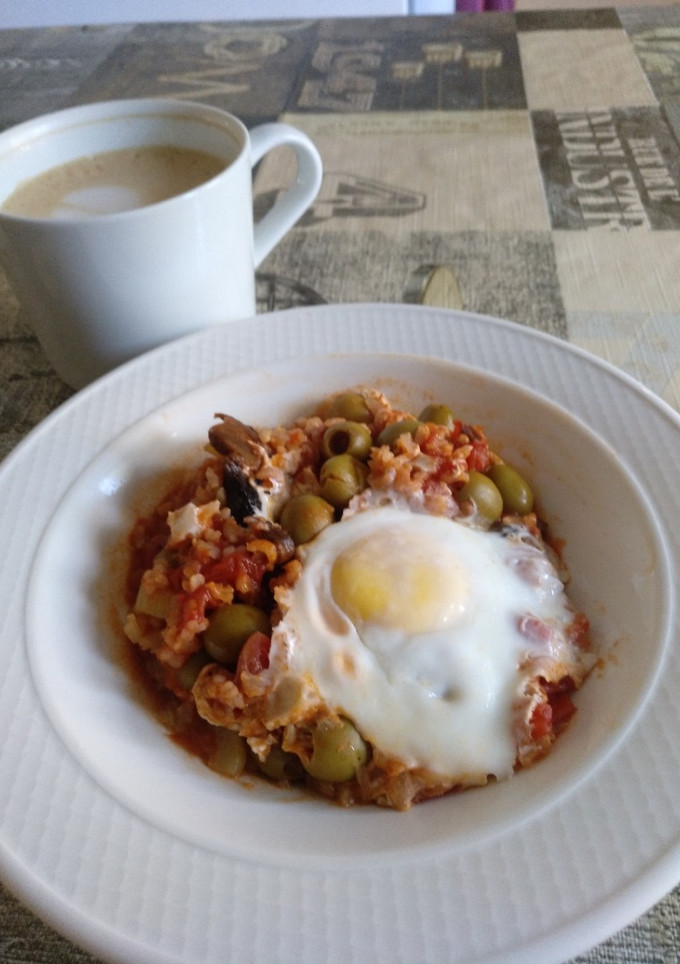 Una foto de Arroz con olivas, tomate y huevo