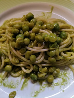 Foto di Spaghetti al pesto di piselli, basilico, pistacchi, ricotta salata