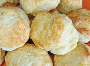 Una foto de Scones de Queso Fáciles 🧀