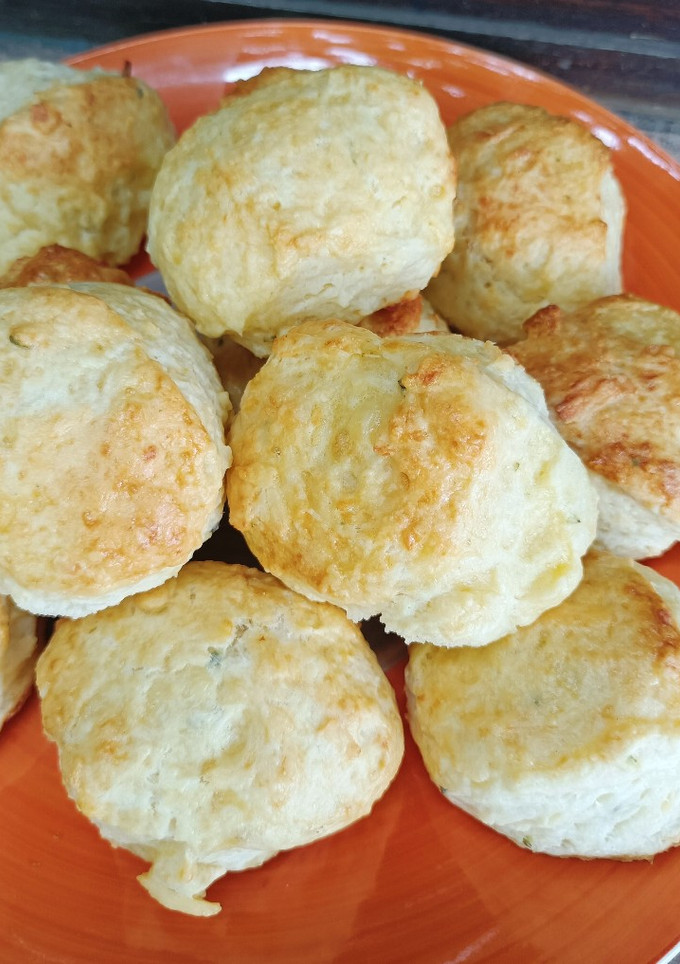 Una foto de Scones de Queso Fáciles 🧀