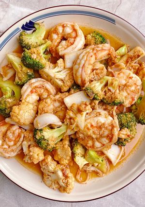รูปของ กุ้งถล่มวังดอกกะหล่ำ 🦞/ ซีฟู้ดผัดดอกกะหล่ำ / Stir cauliflower with seafoods