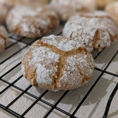 A picture of Amaretti cookies.