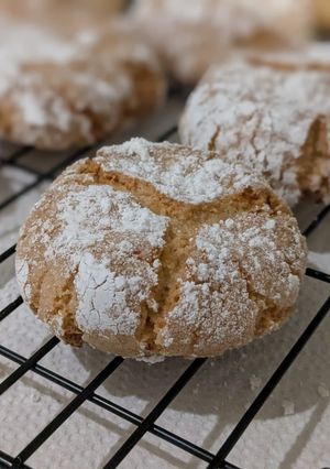 A picture of Amaretti cookies.
