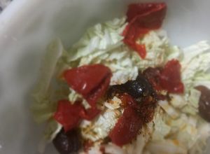 Una foto de Ensalada de Akusay, Morrones Asados y Aceitunas en Aliño