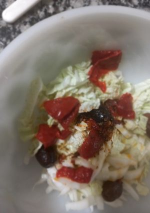 Una foto de Ensalada de Akusay, Morrones Asados y Aceitunas en Aliño