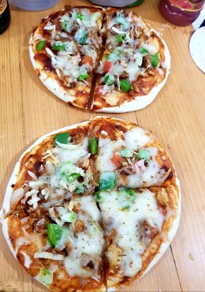 A picture of Pizza (Mini pizza).