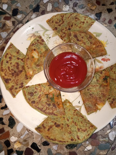 પાલક સ્ટફ પરાઠા (Palak Stuffed Paratha Recipe In Gujarati) રેસીપી મુખ્ય ફોટો