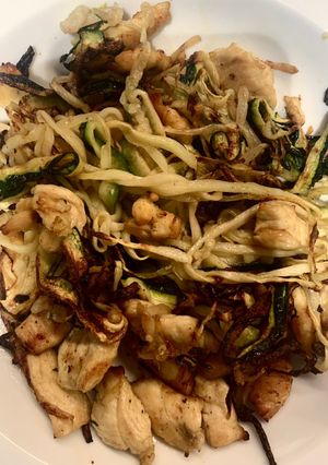 Una foto de Spaghetti de calabacín 🥒 con pollo 🍗 y chipotle 🌶 en la airfryer
