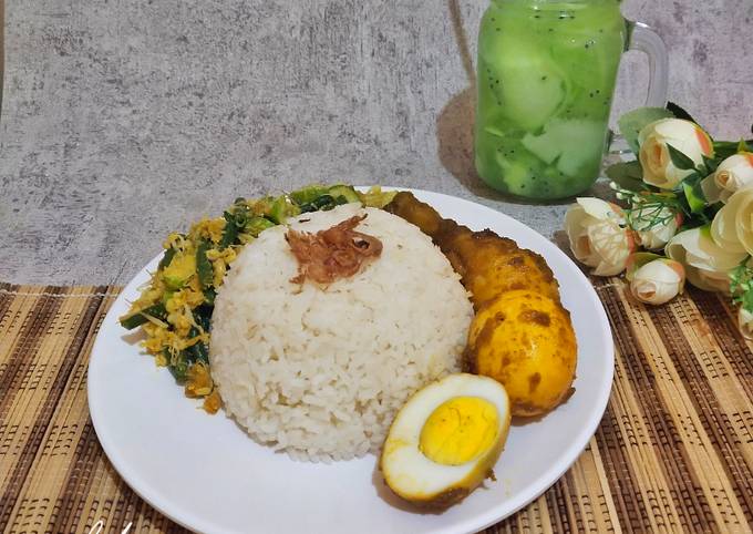 Ayam Nyat-Nyat, Telur Rebus Bumbu Genep dan Sayur Urap Khas Bali