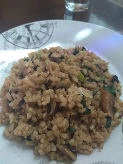 Una foto de Arroz integral salteado con champiñones y espinacas
