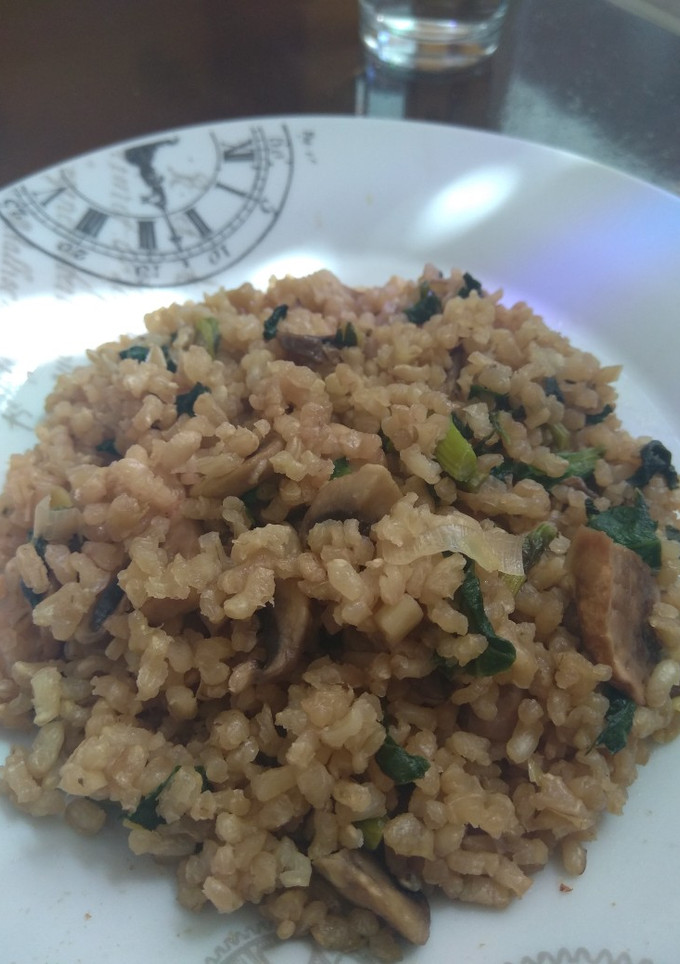Una foto de Arroz integral salteado con champiñones y espinacas