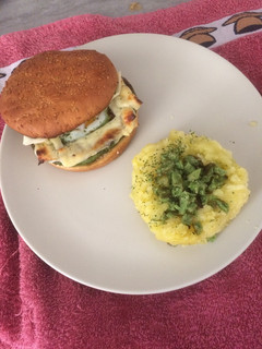 Una foto de Hamburguesa de pavo y espinacas con puré de patatas