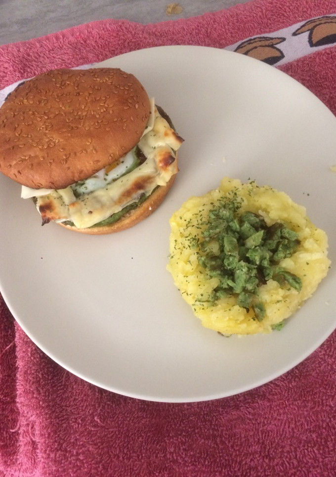 Una foto de Hamburguesa de pavo y espinacas con puré de patatas