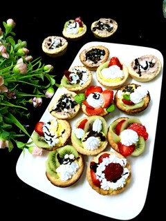A picture of Custard fruit tart.